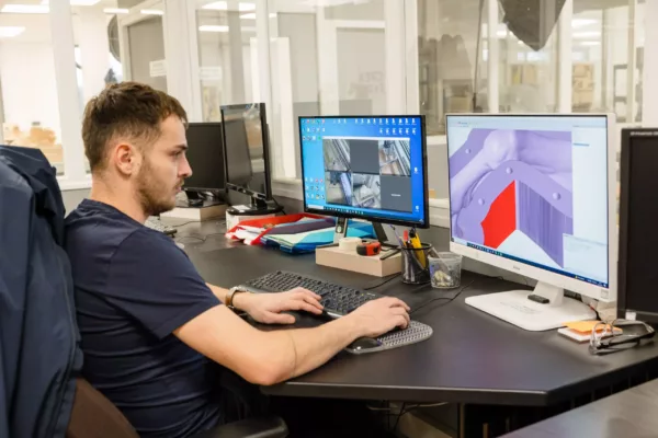 Visuel présentant un salarié de Creaform à son bureau devant des ordinateurs