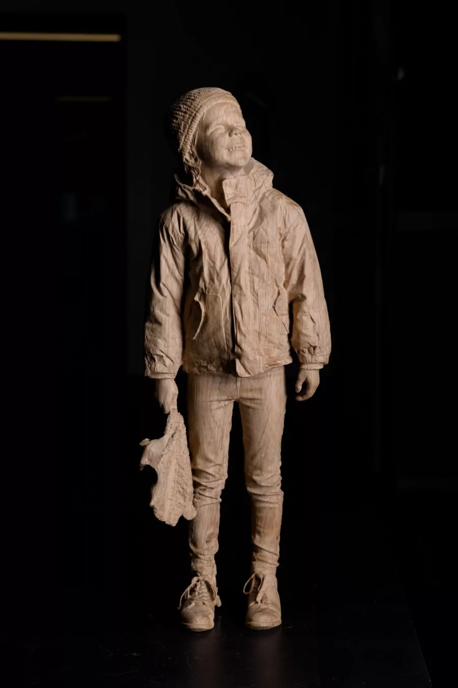 Visuel présentant une statue d'un enfant en bois réalisée par les équipes de Creaform