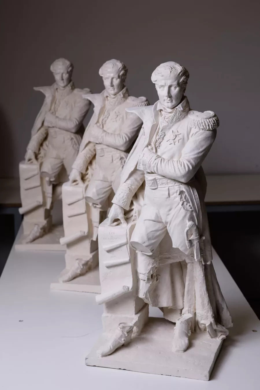 Visuel présentant trois statues de personnes réalisées par Creaform