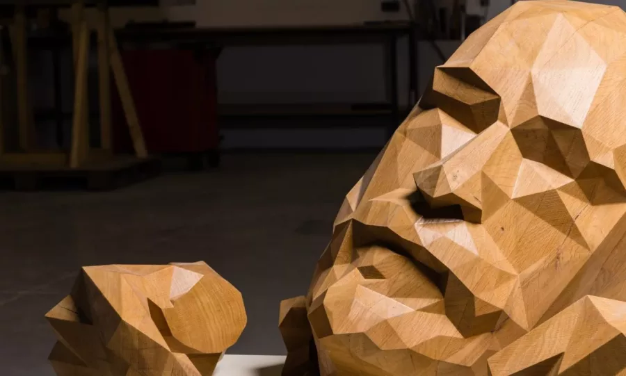 Visuel présentant une sculpture d'un visage en bois réalisée par l'équipe de Creaform.
