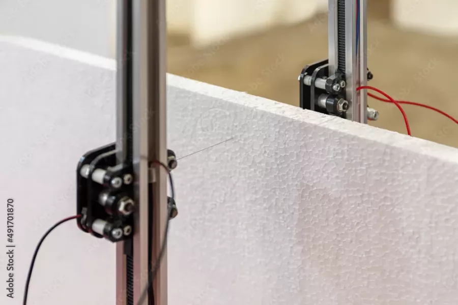 Visuel présentant une machine de découpe au fil chaud en train de découper du polystyrène à la demande de Creaform