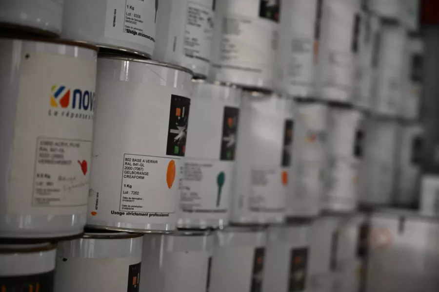 Visuel présentant des pots de peinture utilisés pour des décors réalisés par Creaform