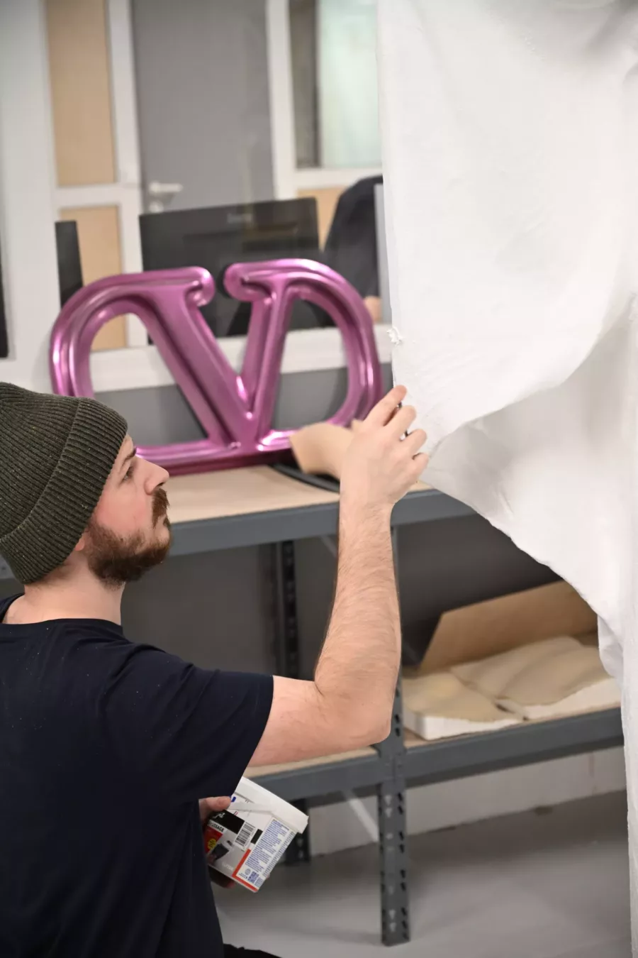 Visuel présentant un employé de Creaform en train de travailler sur une sculpture blanche monumentale