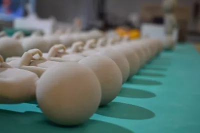 Visuel présentant une petite série de personnages miniatures faisant parti des différentes techniques industrielles de Creaform