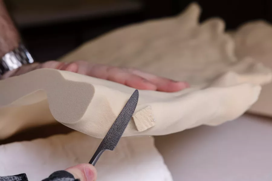 Visuel présentant la main d'un employé de Creaform qui découpe un prototype