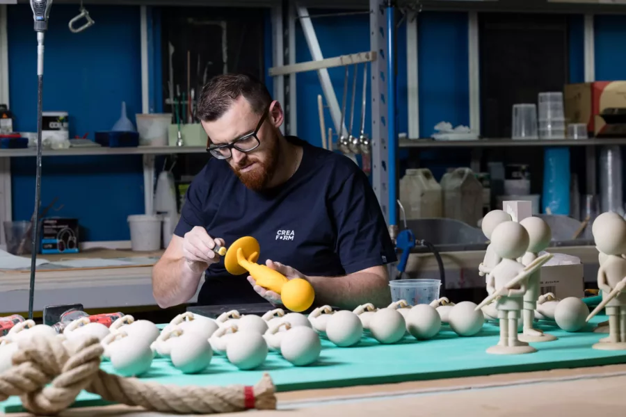 Visuel présentant un employé de Creaform en train de confectionner une petite-série de personnages miniatures
