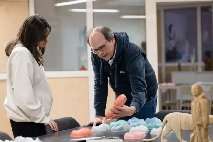 Visuel présentant Nicolas en train de conseiller un client sur les impressions 3D