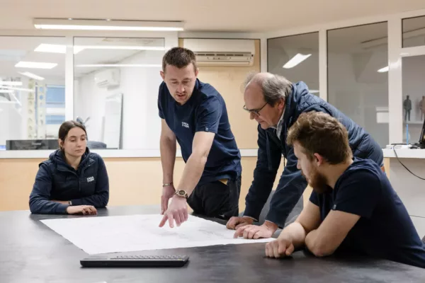 Équipe CREAFORM en réunion autour d’un plan technique