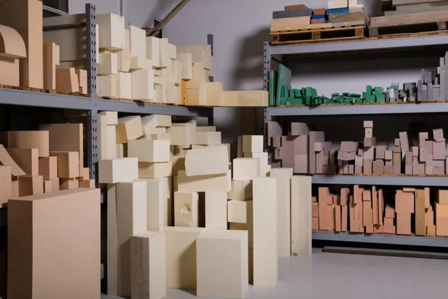 Visuel présentant des prototypes et un rangement de différentes matières utilisées par Creaform