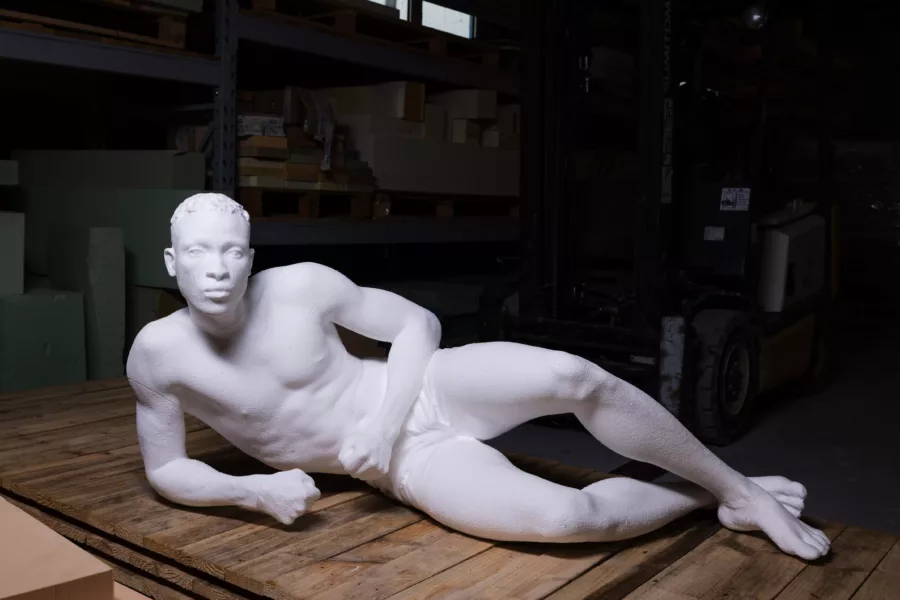 Visuel présentant un mannequin homme allongé et lumineux dans les locaux de Creaform