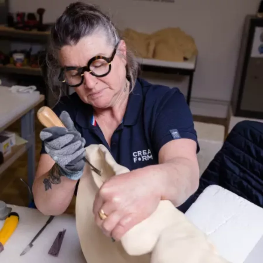 Visuel présentant une salariée de Creafom en plein modelage