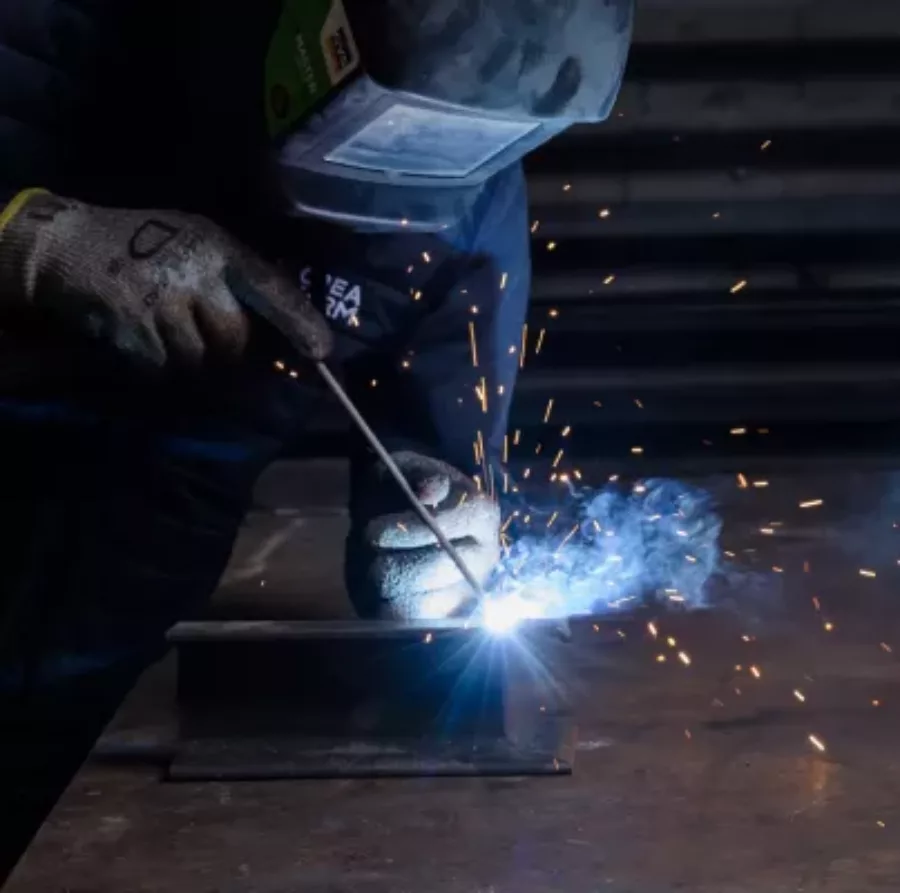 Visuel présentant un salarié Creaform qui soude au sein d'étincelles
