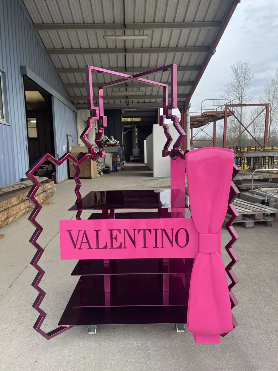 Visuel présentant un présentoir rose pour Valentino réalisé par Creaform
