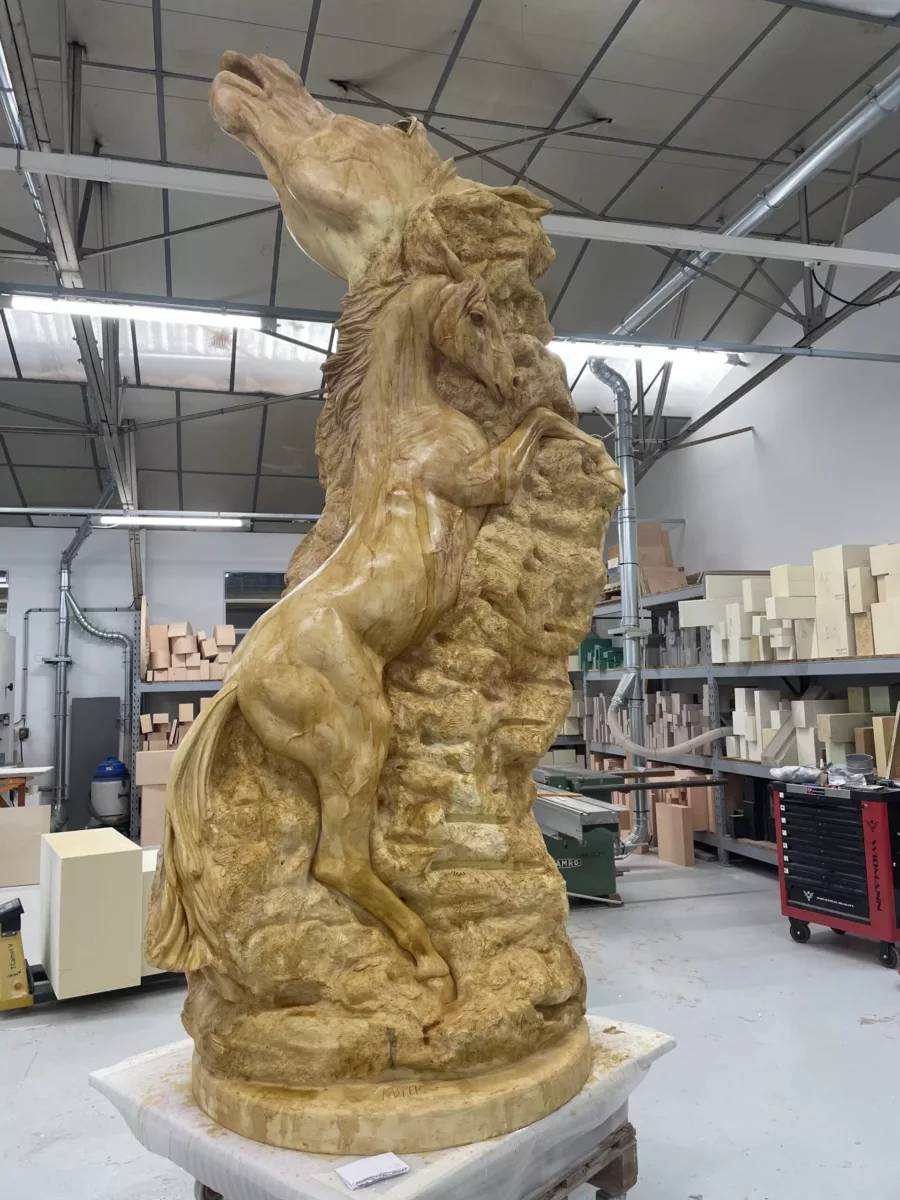 Visuel présentant une sculpture d'un cheval debout réalisée par Creaform
