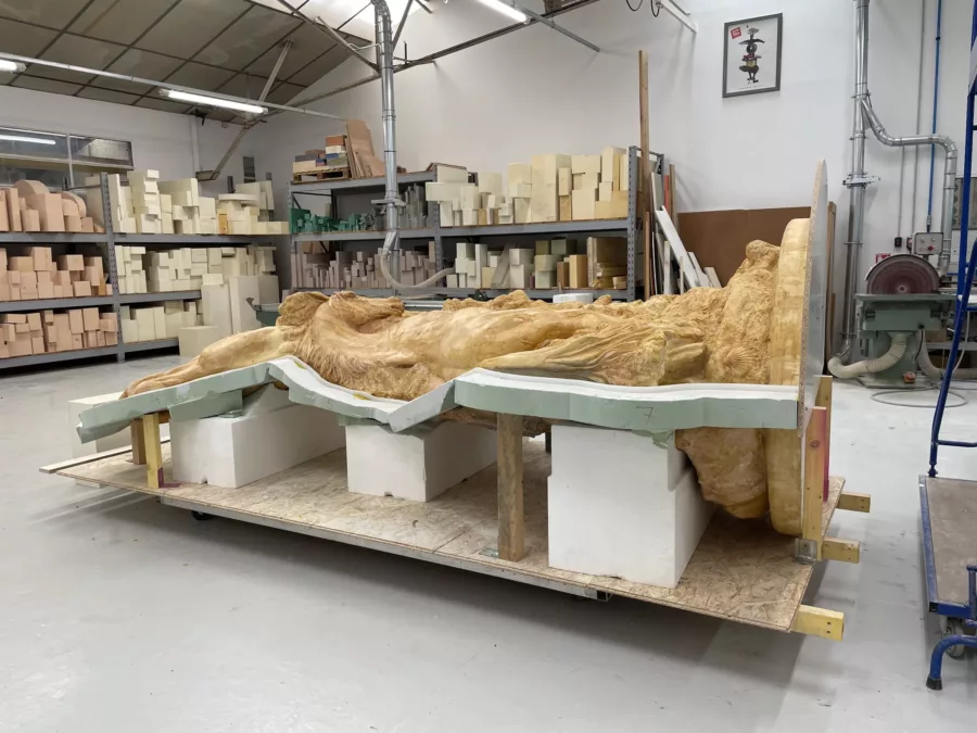 Visuel présentant une oeuvre monumentale au cours d'un moulage dans les locaux de Creaform