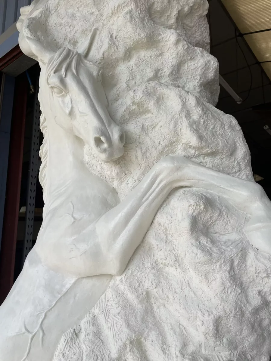Visuel présentant un zoom sur une sculpture de cheval blanc dans le cadre d'une restauration du patrimoine réalisée Creaform
