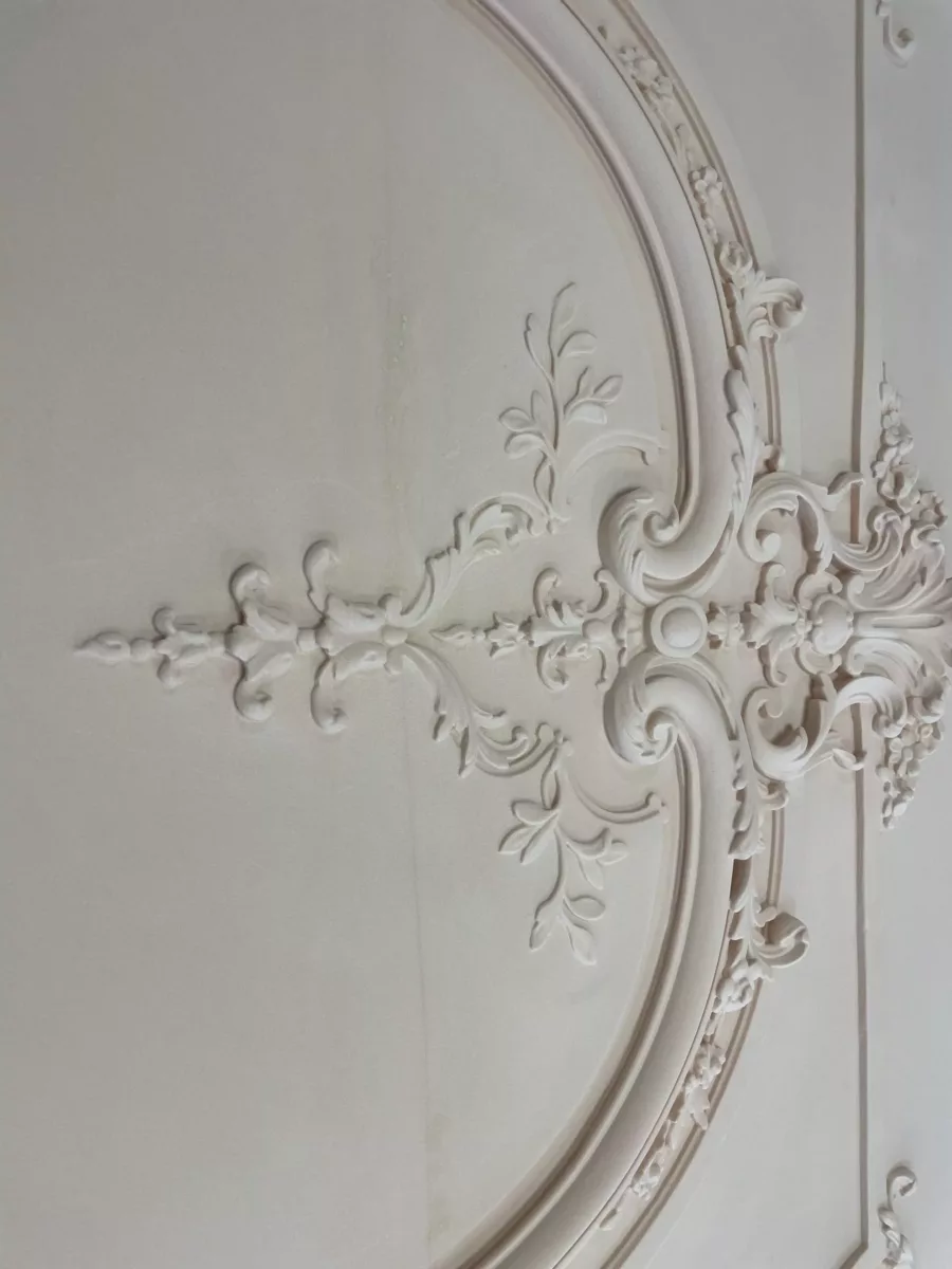 Visuel présentant une moulure sur un plafond blanc dans le cadre d'une restauration du patrimoine initiée par Creaform