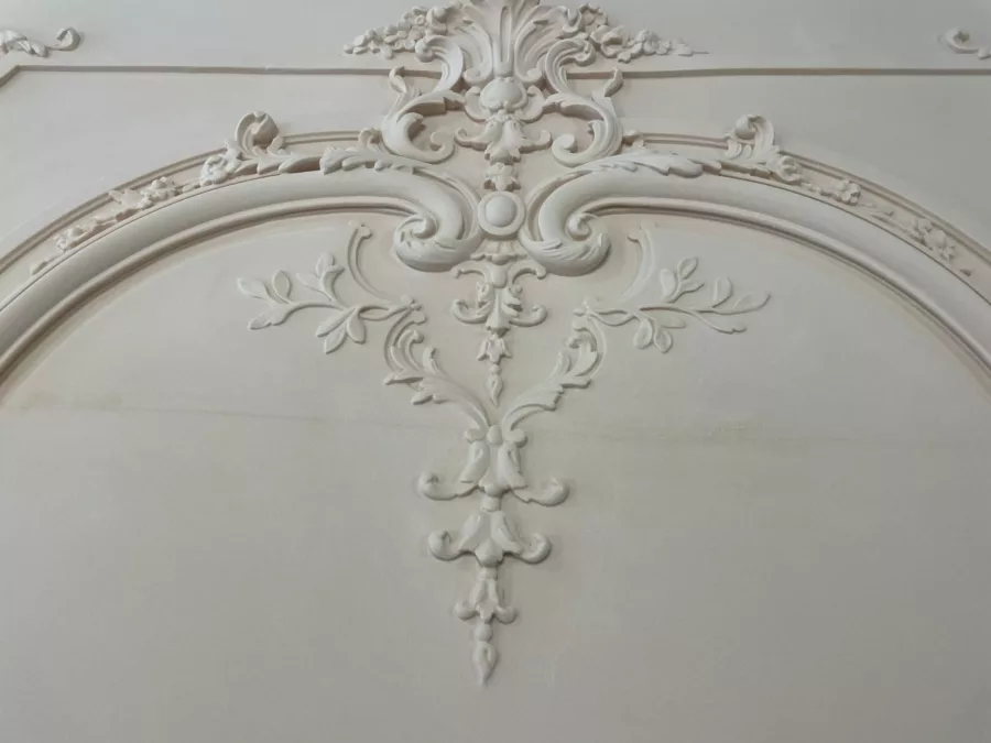 Visuel présentant une moulure sur un plafond blanc dans le cadre d'une restauration du patrimoine initiée par Creaform