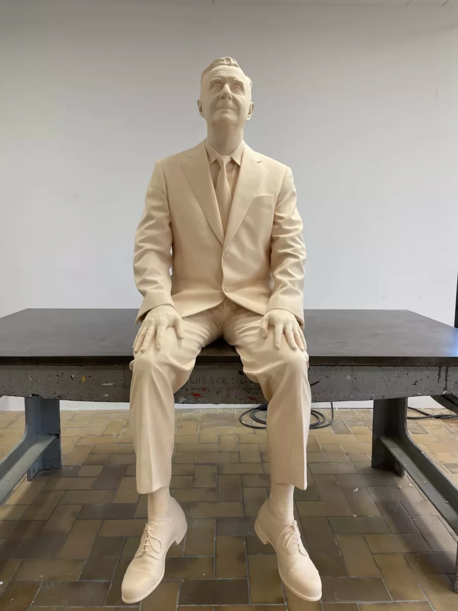 Visuel présentant une sculpture d'un homme en costume réalisée par Creaform