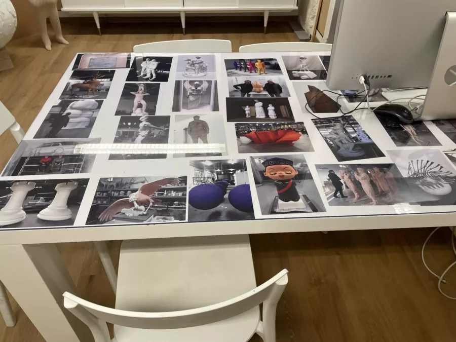 Visuel présentant plusieurs photos de décors réalisés par Creaform disposées sur une table