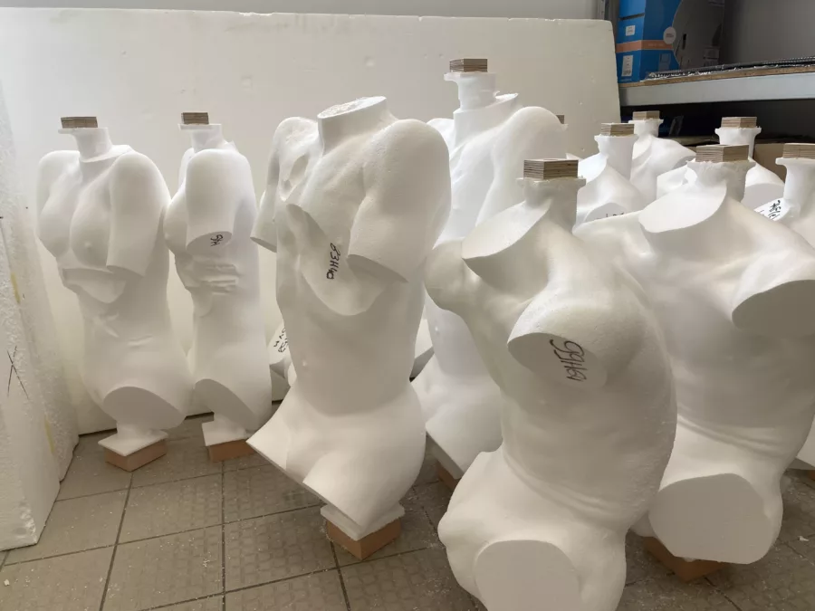 Visuel présentant un regroupement de bustes de mannequins dans les locaux de Creaform