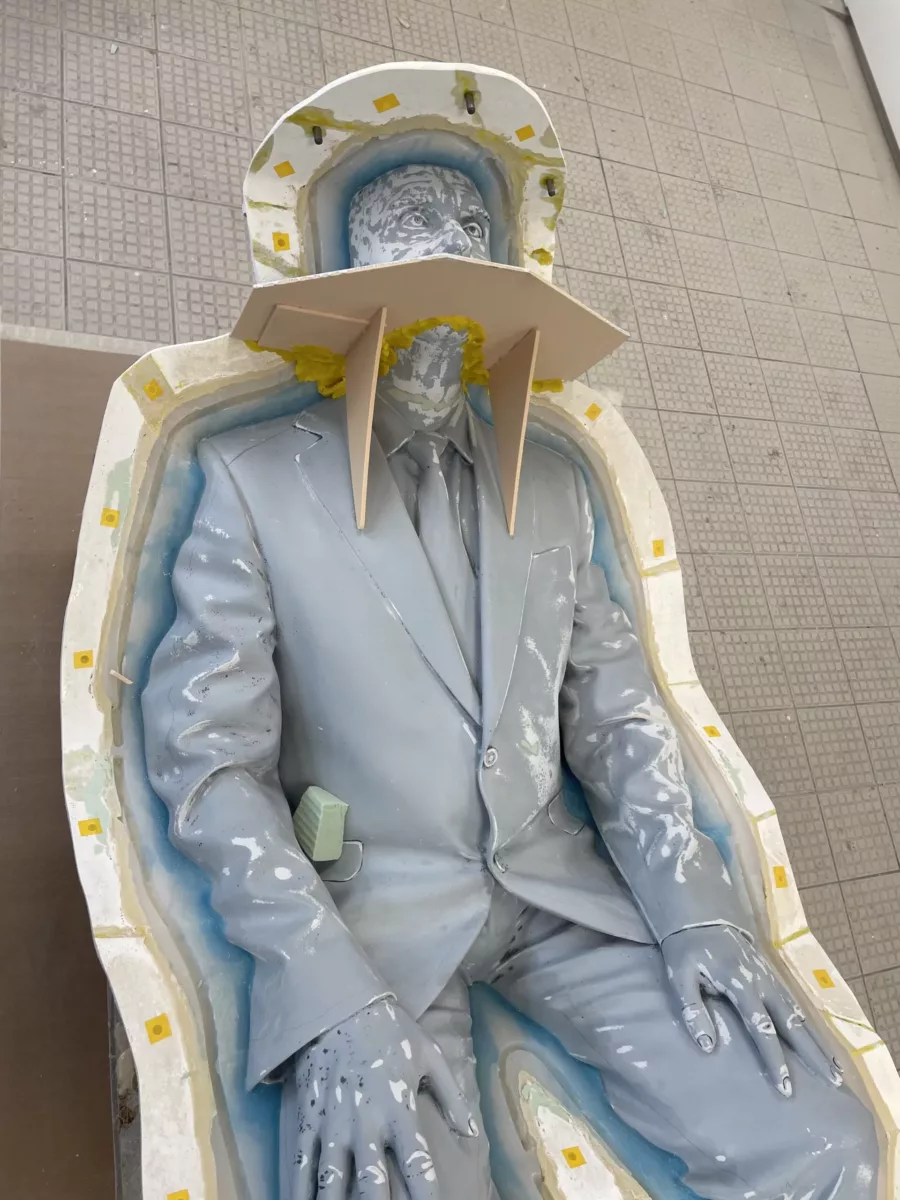 Visuel présentant le moulage d'une pièce monumentale réalisée par Creaform représentant un homme bleu