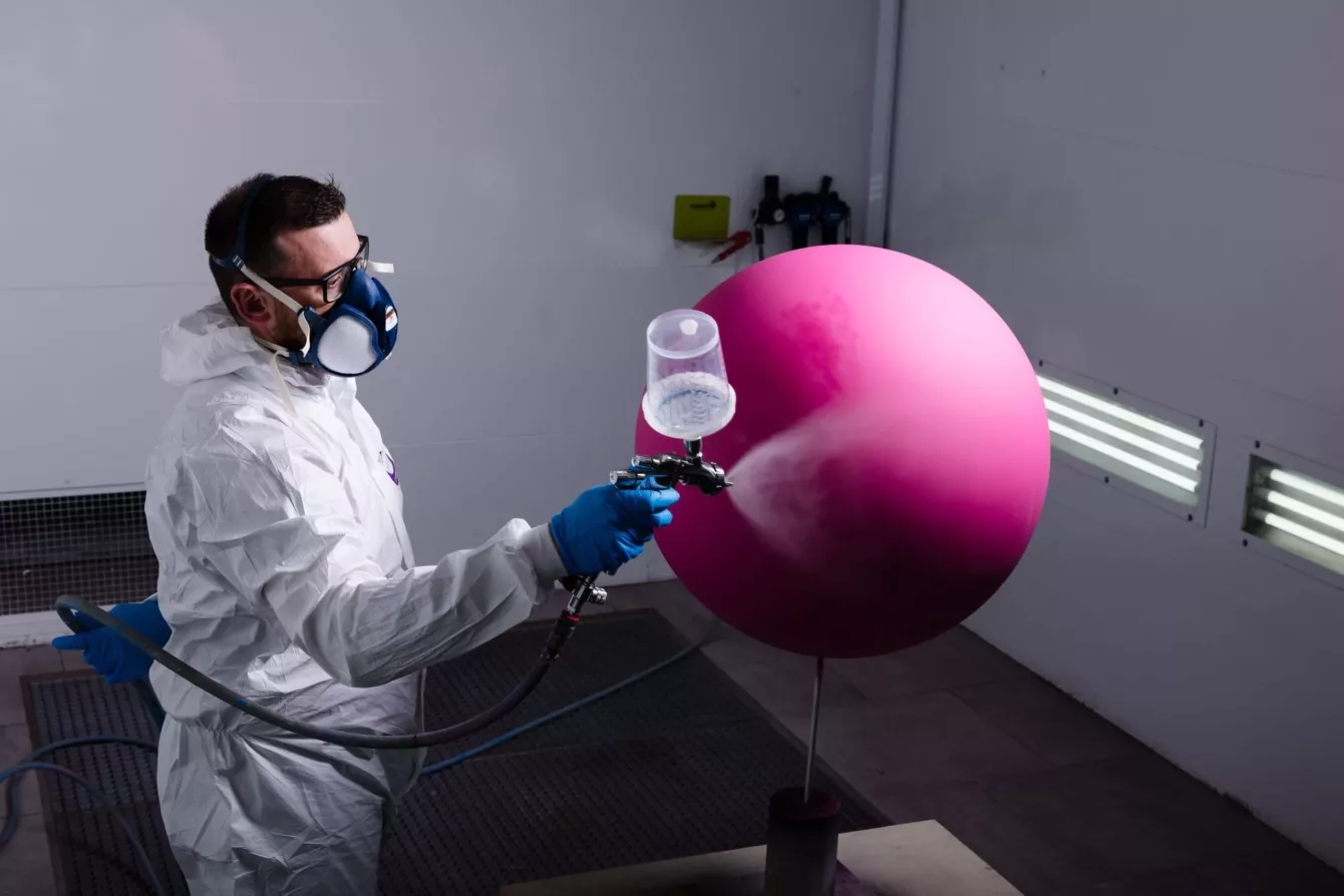 Visuel présentant un employé Creaform en train de travailler dans une cabine peinture