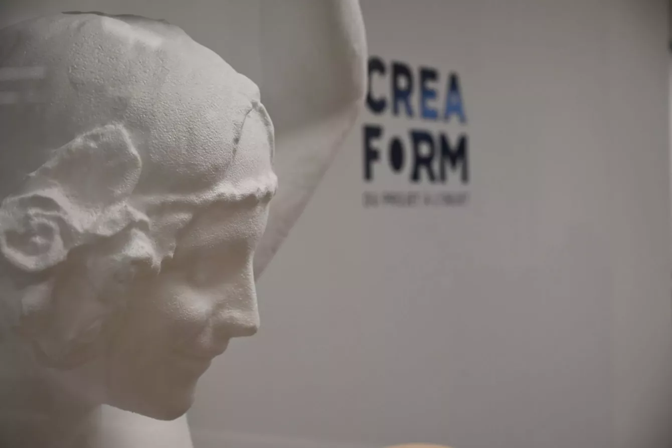 Visuel présentant un visage blanc réalisé par Creaform grâce à la découpe au fil chaud