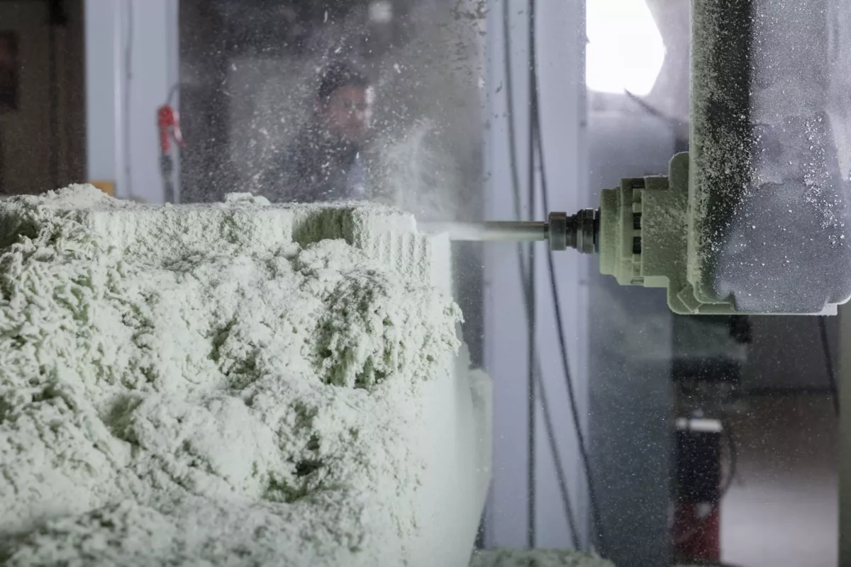 Visuel présentant une machine de fraisage à commandes numérique de Creaform en marche