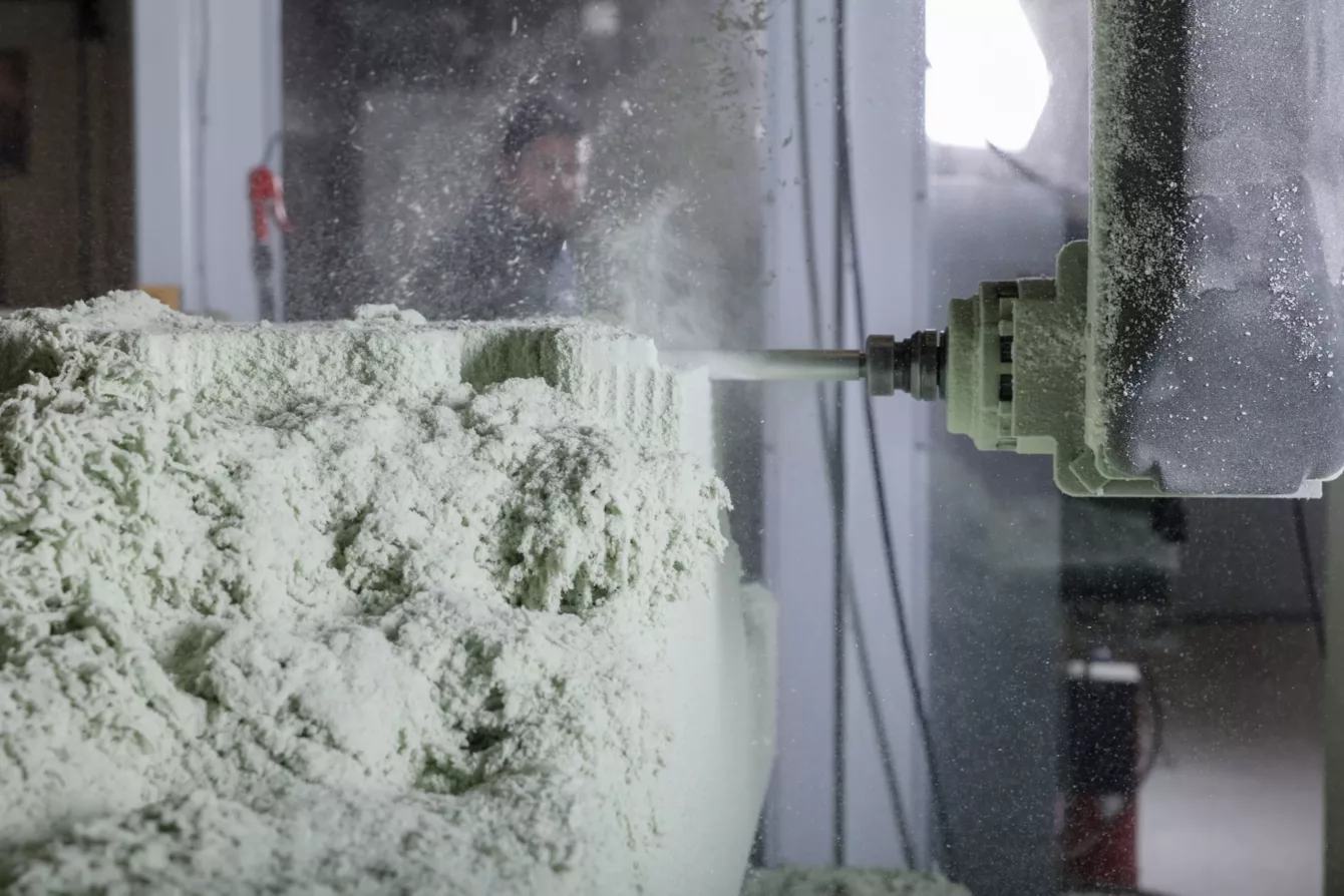 Visuel présentant une machine de fraisage à commandes numérique de Creaform en marche