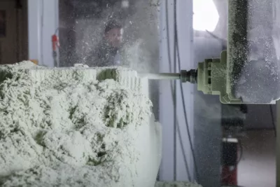 Visuel présentant une machine de fraisage à commandes numérique de Creaform en marche