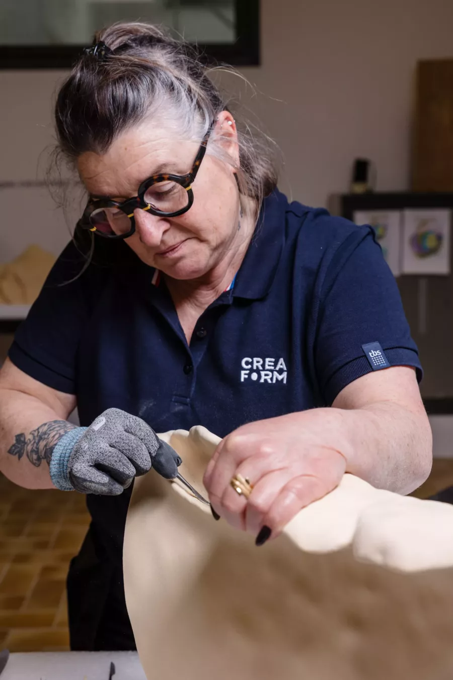 Visuel présentant une employée de Creaform qui ponce une pièce monumentale