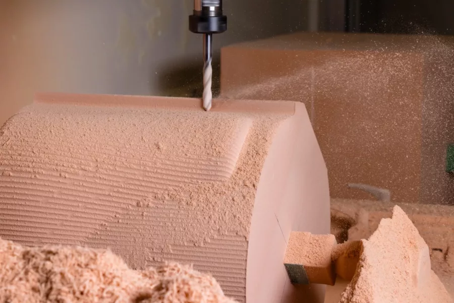 Visuel présentant un zoom sur une oeuvre rouge en fabrication grâce au fraisage à commandes numériques maitrisé par Creaform