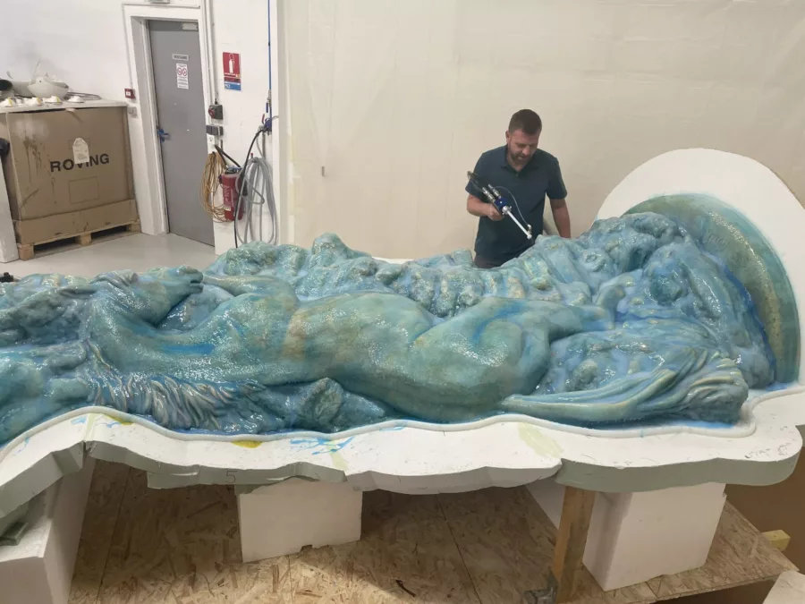 Visuel présentant un employé de Creaform appliquant de la peinture bleue sur un moule