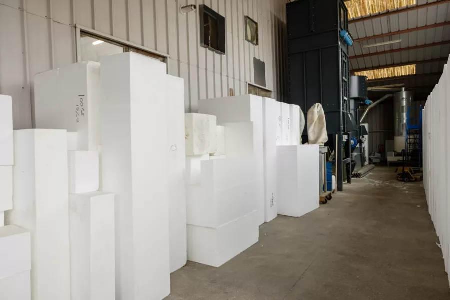 Visuel présentant un stock de polystyrène servant à Creaform pour la découpe au fil chaud