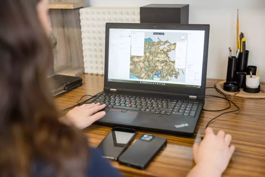 Visuel présentant une réalisation de modélisation 3D sur un ordinateur de Creaform