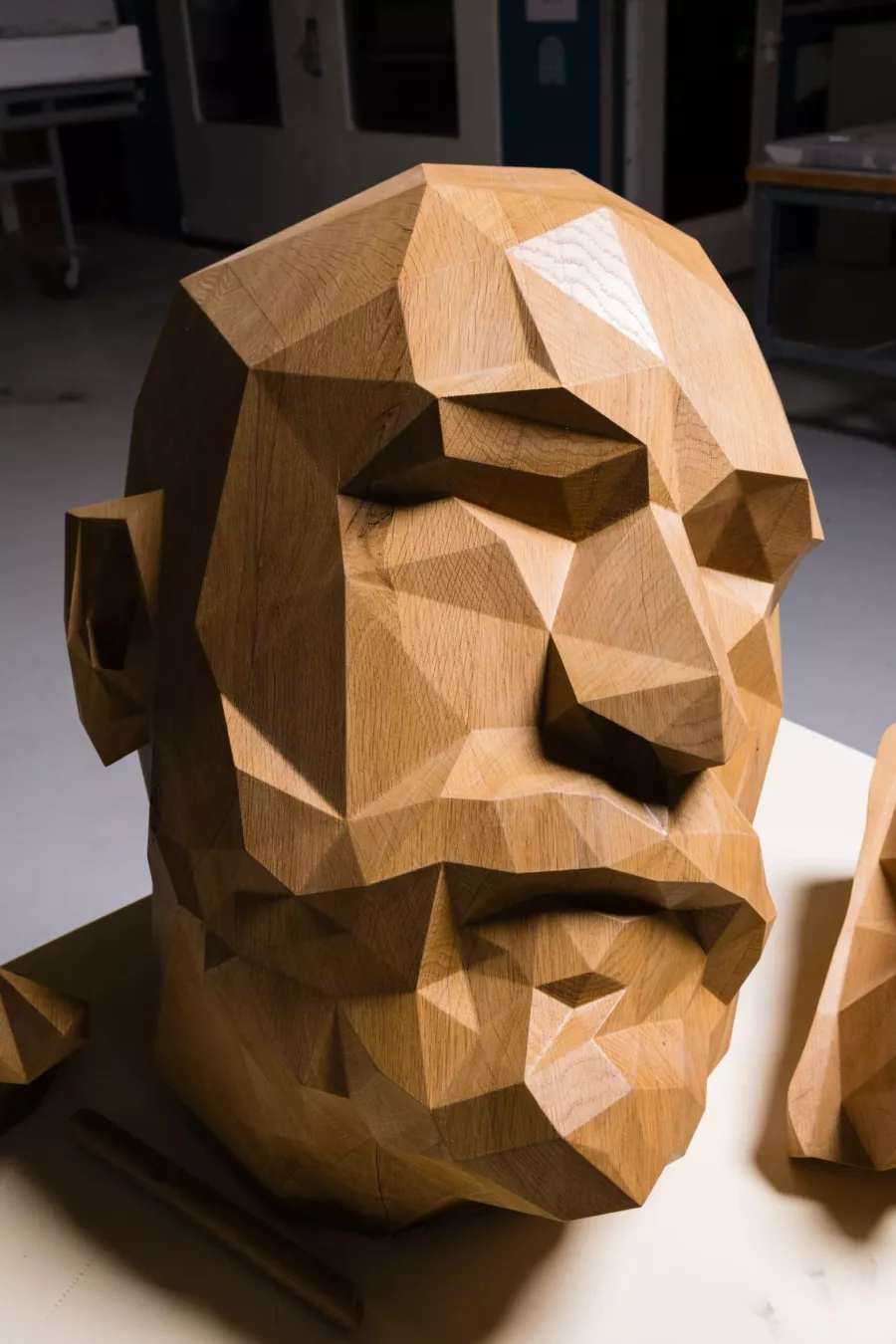 Visuel présentant une sculpture d'un visage en bois de manière rapproché et réalisée pour un partenaire de Creaform