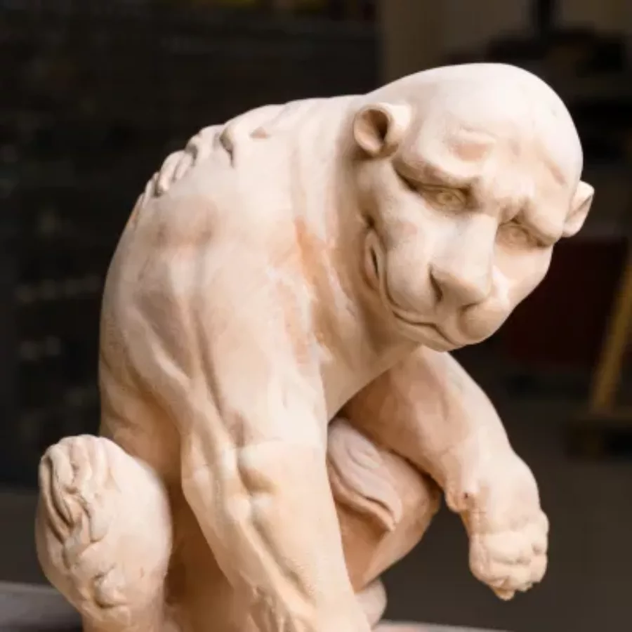 Visuel présentant un singe sculpté dans du bois par l'équipe de Creaform