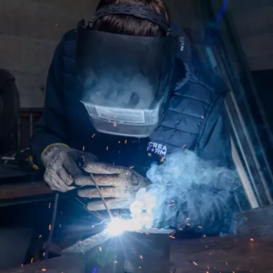 Visuel présentant un salarié Creaform qui réalise une soudure sur du métal et créé des étincelles