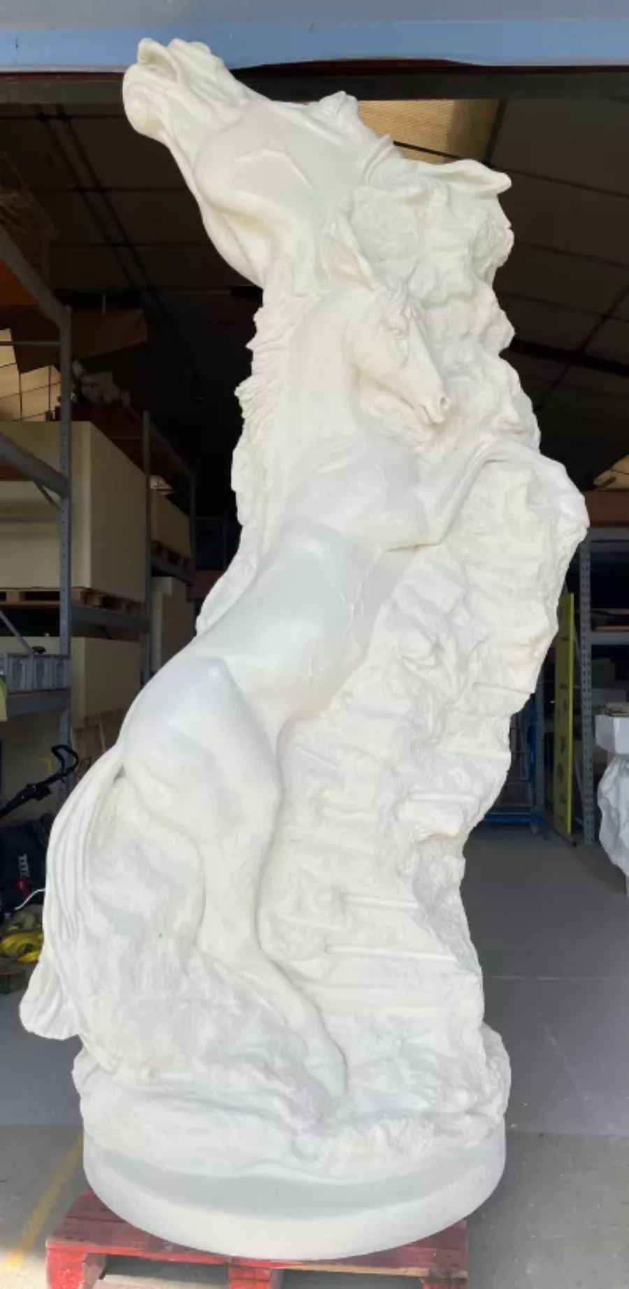 Visuel présentant une statue d'un cheval blanc réalisée par les équipes de Creaform