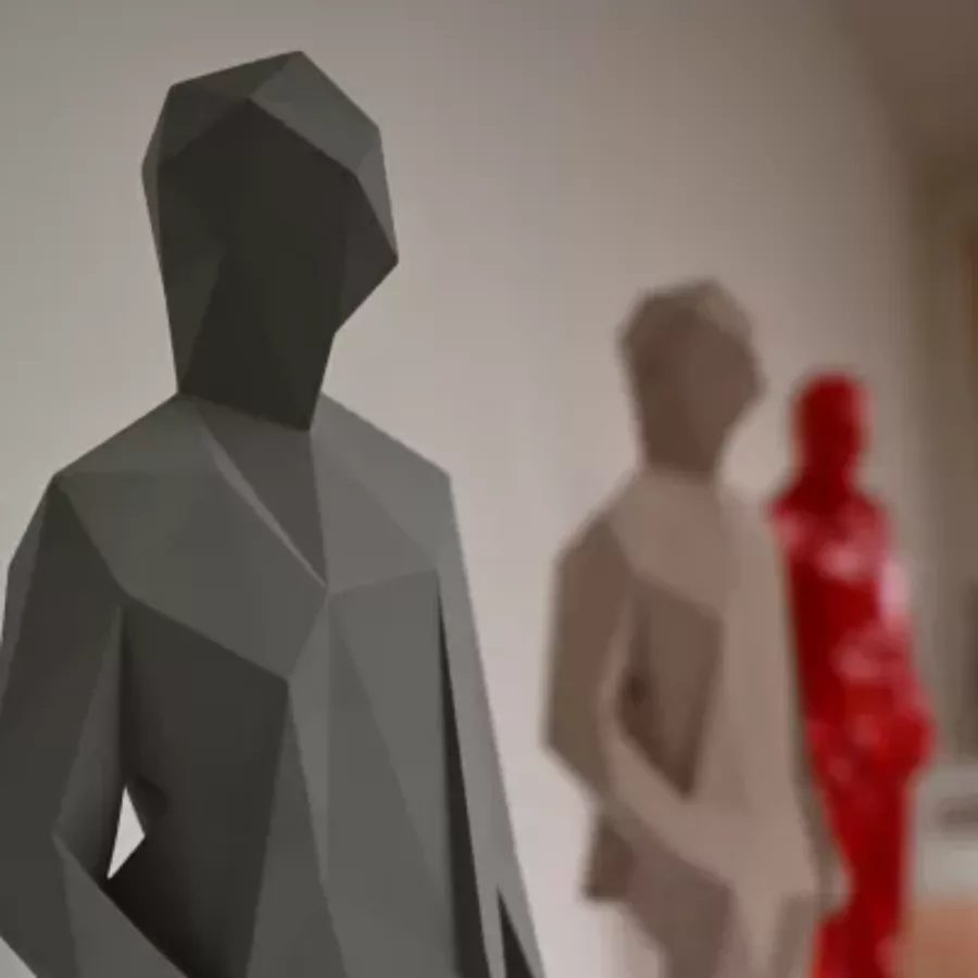 Visuel présentant des statues modernes facettées qui illustrent les savoir-faire techniques de Creaform