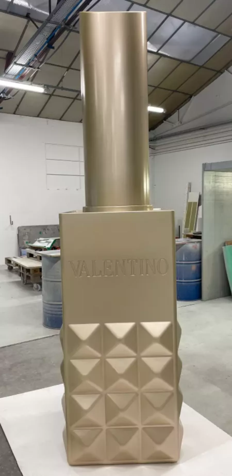 Visuel présentant un agrandissement d'un modèle de parfum pour le partenaire Valentino