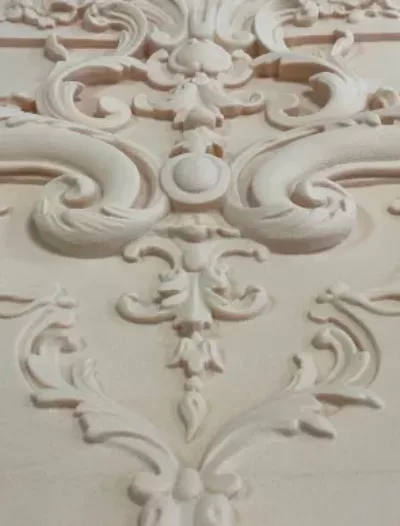 Visuel présentant des moulures artistiques beiges dans le cadre de la réalisation d'un bas-relief par Creaform