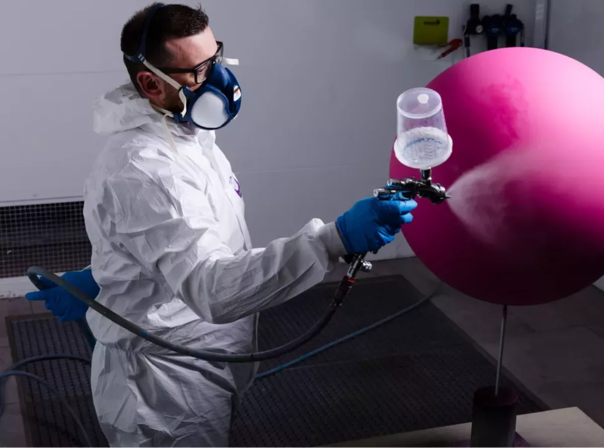 Visuel présentant un employé Creaform qui travaille dan sue cabine peinture