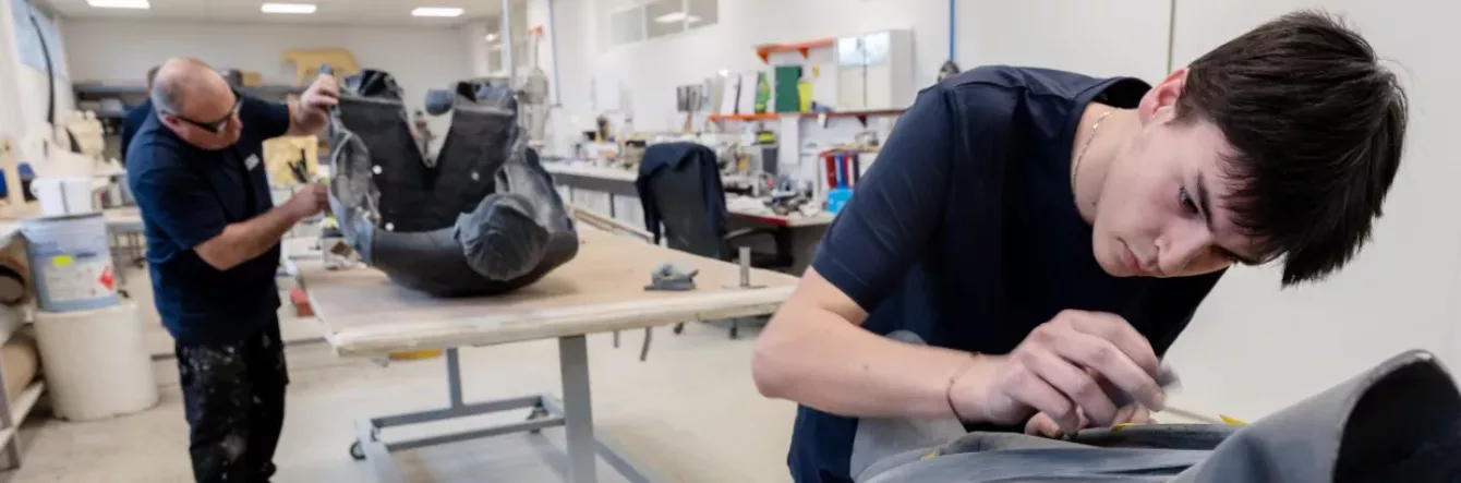 Visuel présentant deux employés qui travaillent pour Creaform