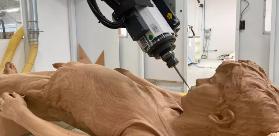Visuel présentant une sculpture en bois réalisé par Creaform avec une fraise