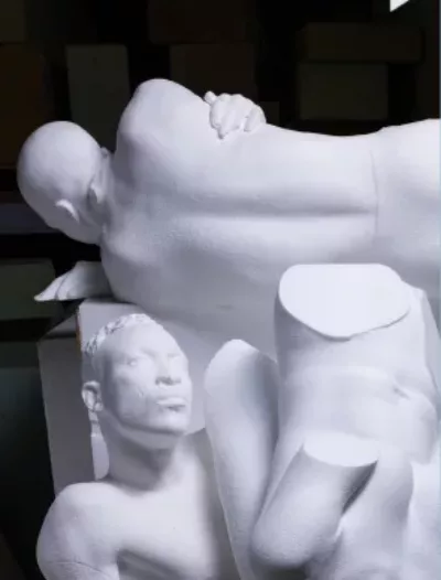 Visuel présentant des mannequins en polystyrène entassés dans les locaux de Creaform