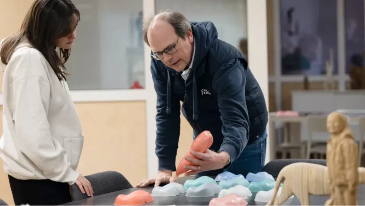 Visuel présentant un employé Creaform qui conseille un client sur une impression 3D