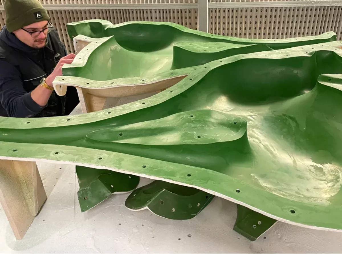 Visuel présentant un employé Creaform en train de réaliser un moulage