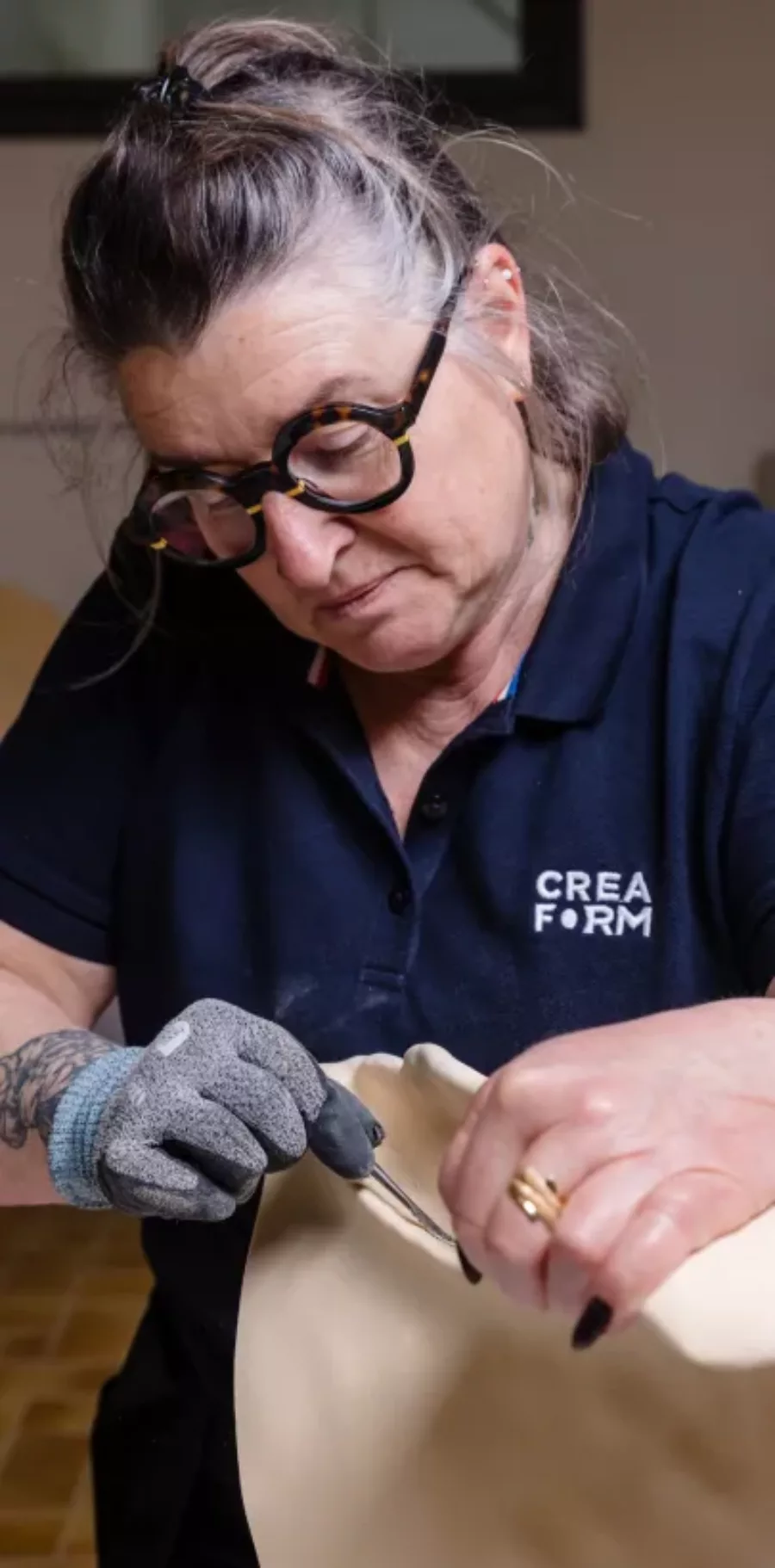 Visuel présentant une employée de l'entreprise Creaform qui réalise du modelage